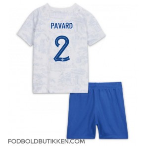 Frankrig Benjamin Pavard #2 Udebanetrøje Børn VM 2022 Kortærmet (+ Korte bukser)